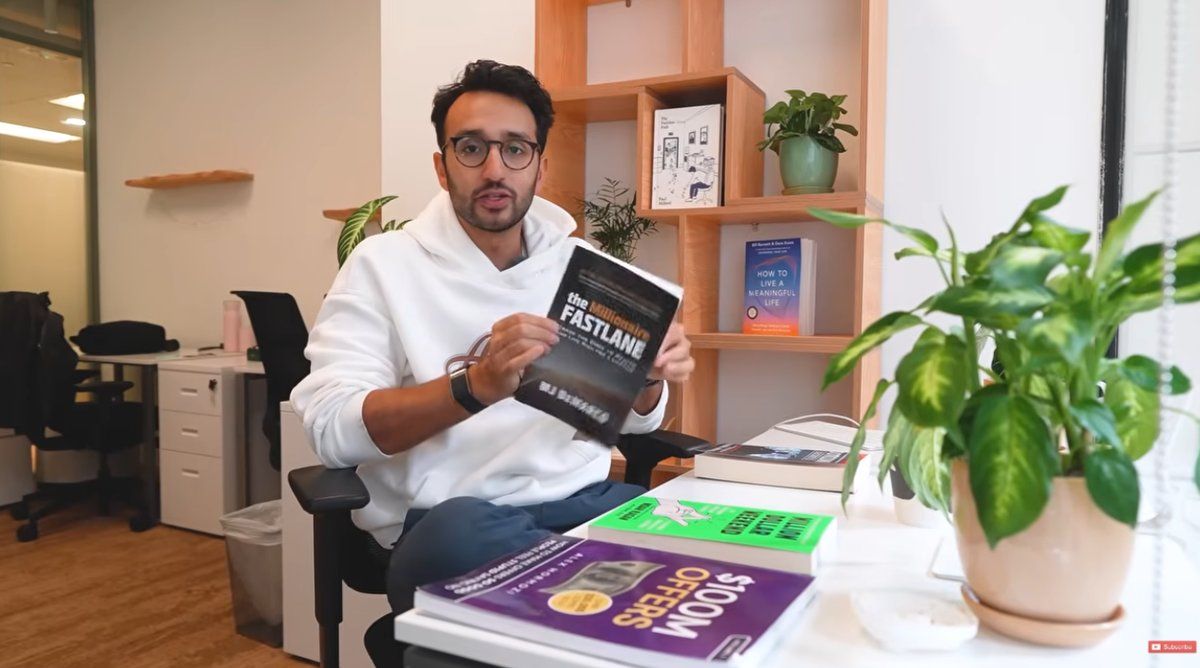 ภาพจากคลิป I've Read 417 books. These 4 will make you financially free ของช่อง Ali Abdaal